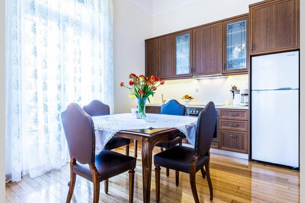 Neoclassical Apartment With 3 Bedrooms In Pireu Exterior foto