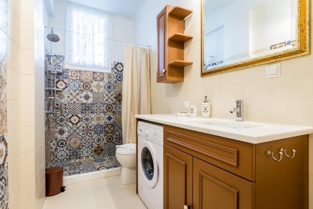 Neoclassical Apartment With 3 Bedrooms In Pireu Exterior foto