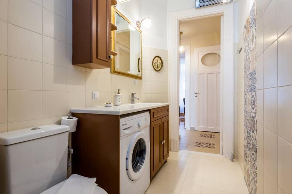 Neoclassical Apartment With 3 Bedrooms In Pireu Exterior foto