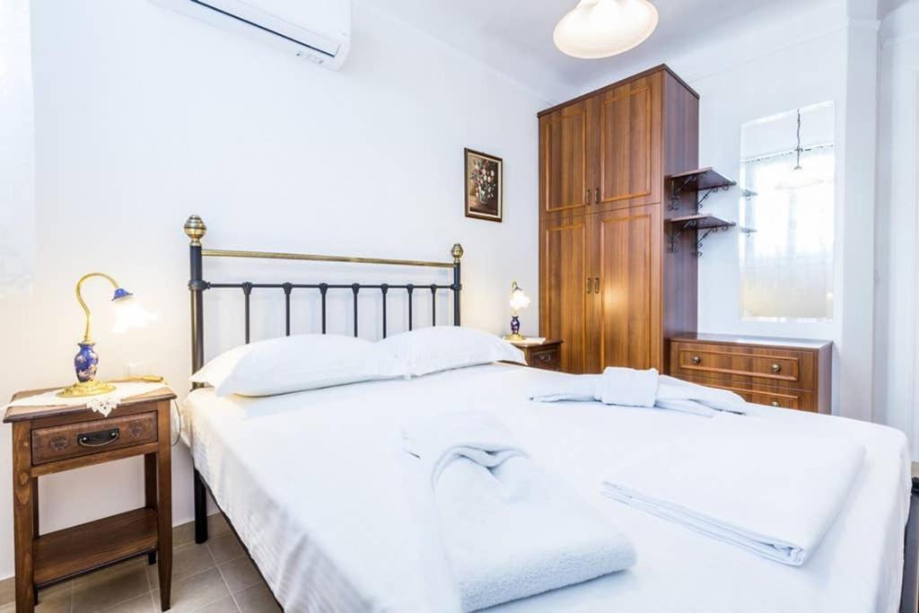Neoclassical Apartment With 3 Bedrooms In Pireu Exterior foto