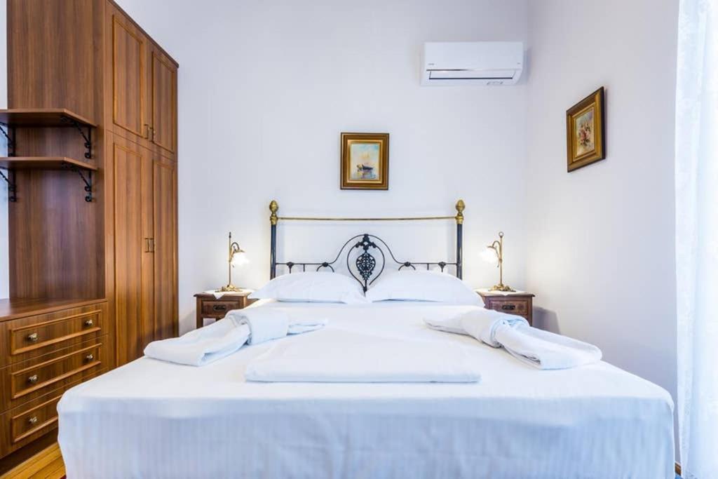 Neoclassical Apartment With 3 Bedrooms In Pireu Exterior foto