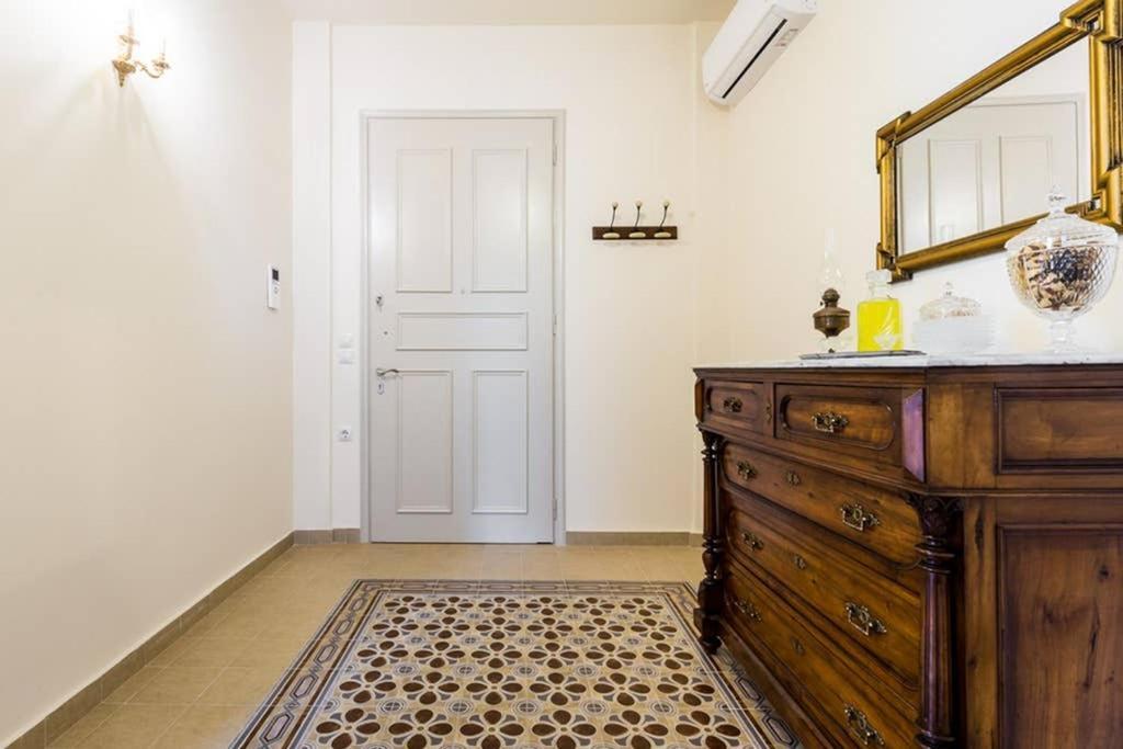 Neoclassical Apartment With 3 Bedrooms In Pireu Exterior foto