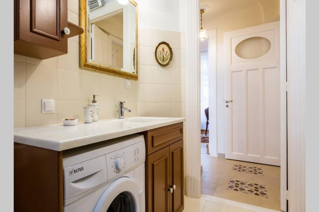Neoclassical Apartment With 3 Bedrooms In Pireu Exterior foto